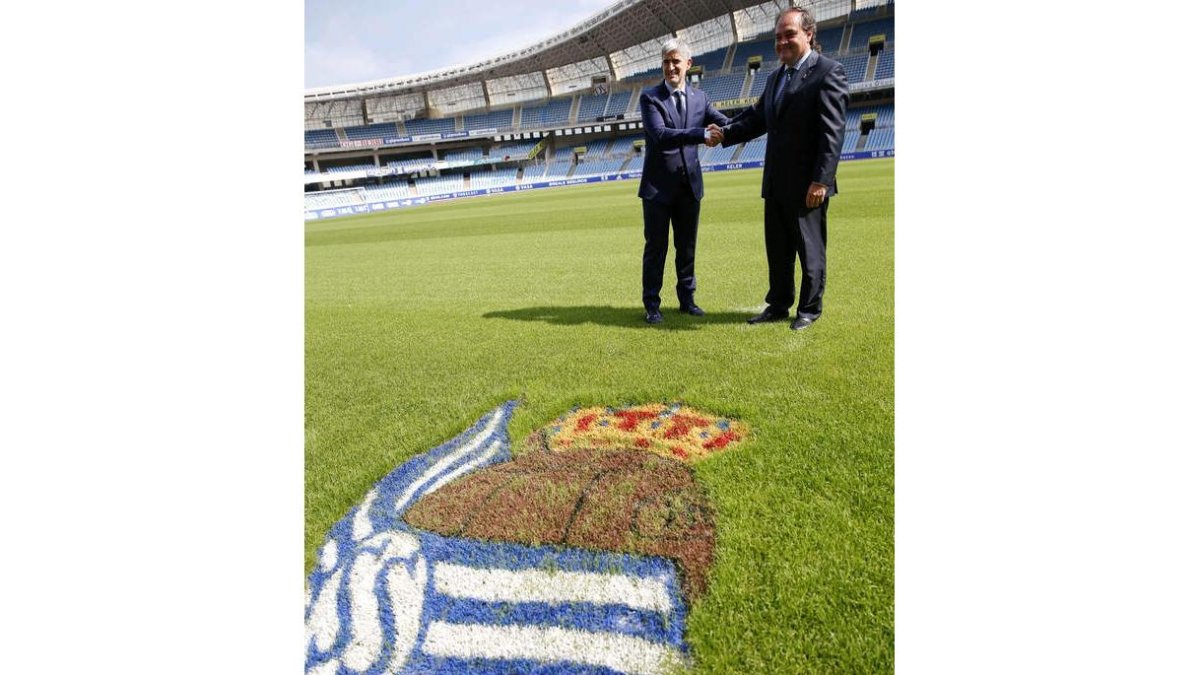 El presidente de la Real Sociedad, Jokin Aperribay, presenta al nuevo director de Fútbol, Roberto Olabe, a la izquierda. JUAN HERRERO