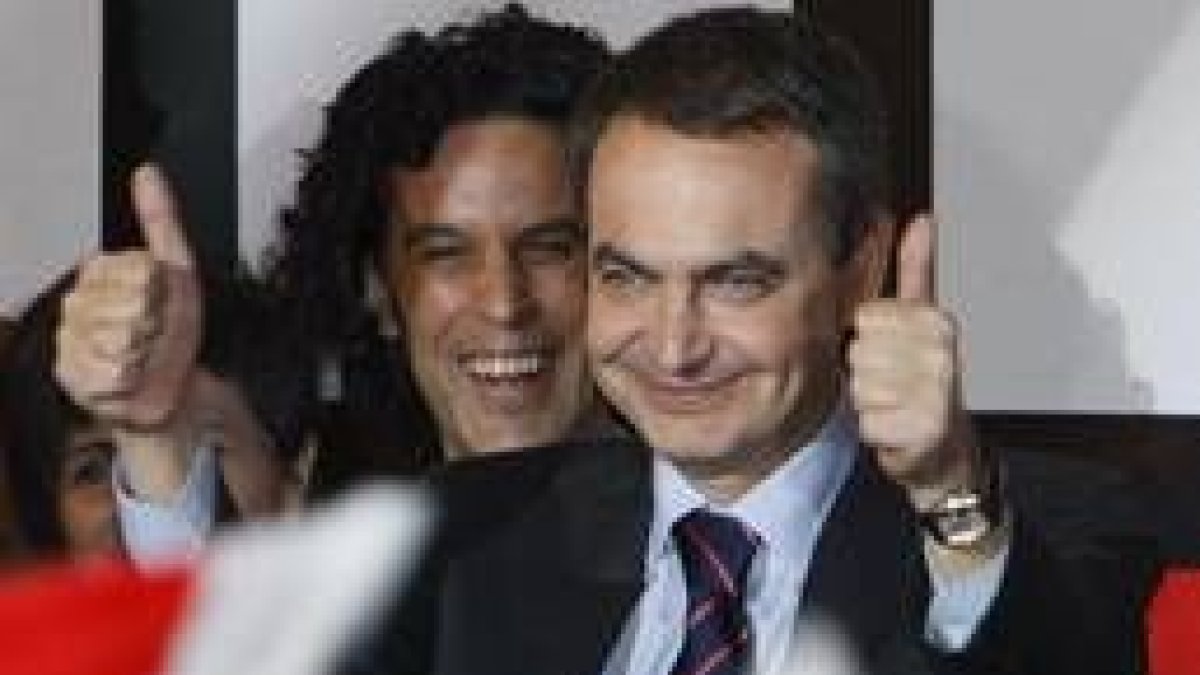 Rajoy es abrazado por su esposa al salir a saludar a sus fieles