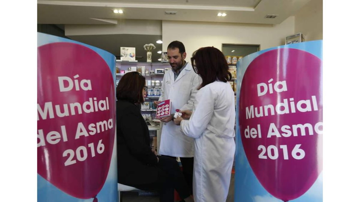 Rubén de la Peña, en la farmacia del Edificio Europa donde se desarrolla la campaña. JESÚS F. SALVADORES