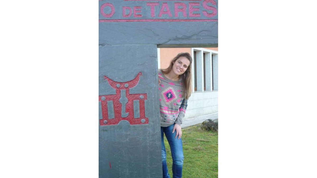 La enóloga Paula Fernández Trabanco, en la entrada a la bodega ubicada en San Román de Bembibre.
