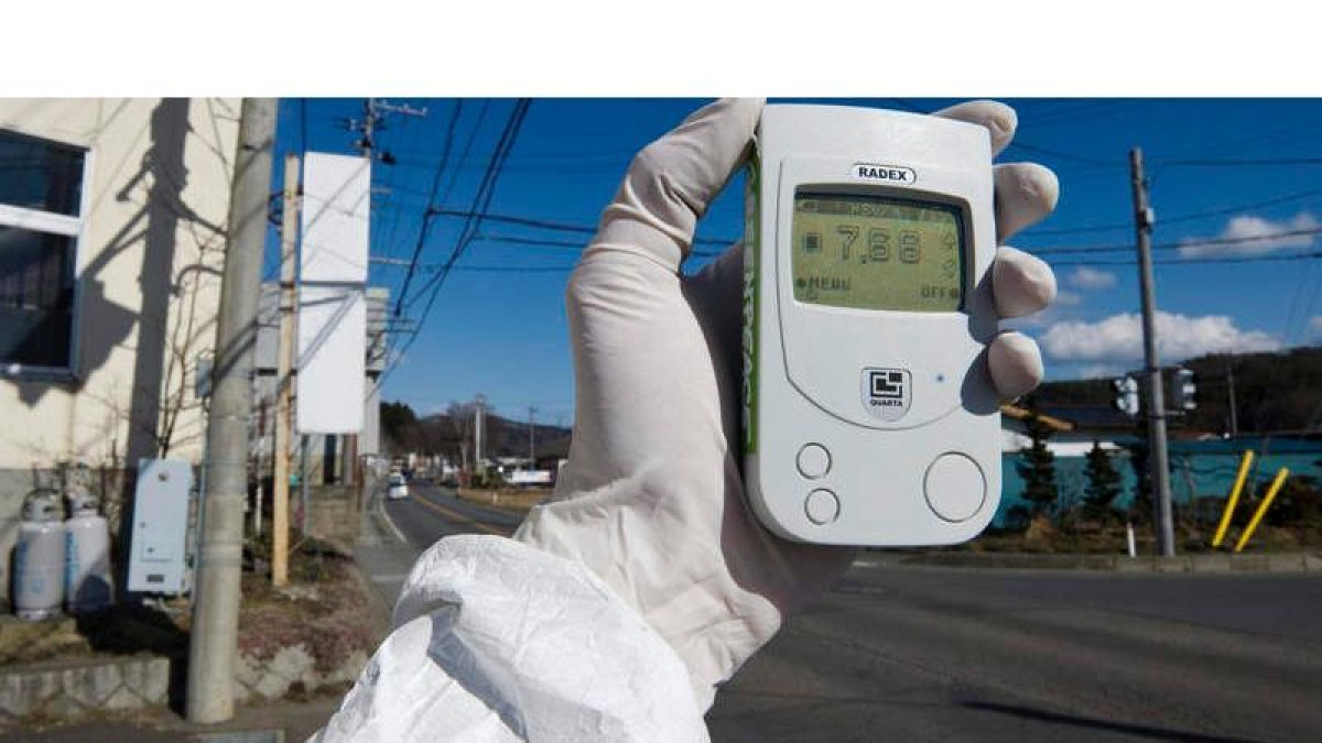 GRE02 LITATE (JAPÓN) 27/3/2011.- Imagen facilitada por Greenpeace que muestra a un funcionario revisando los niveles de radioactividad (7.66 micro Sievert por hor) en Litate, a 40 kms de la planta nuclear de Fukushima, Japón, hoy, domingo, 27 de marzo de 2011. El número de fallecidos por el terremoto y el maremoto posterior del día 11 en Japón aumentó hoy hasta los 10.668, mientras otras 16.574 se encuentran aún desaparecidas, según el último cómputo de la policía japonesa.
EFE/Christian Aslund. PROHIBIDA SU UTILIZACIÓN A PARTIR DEL 9 DE ABRIL DE 2011. PROHIBIDA SU VENTA. PROHIBIDO SU ARCHIVO. SOLO USO EDITORIAL. CRÉDITO OBLIGATORIO.