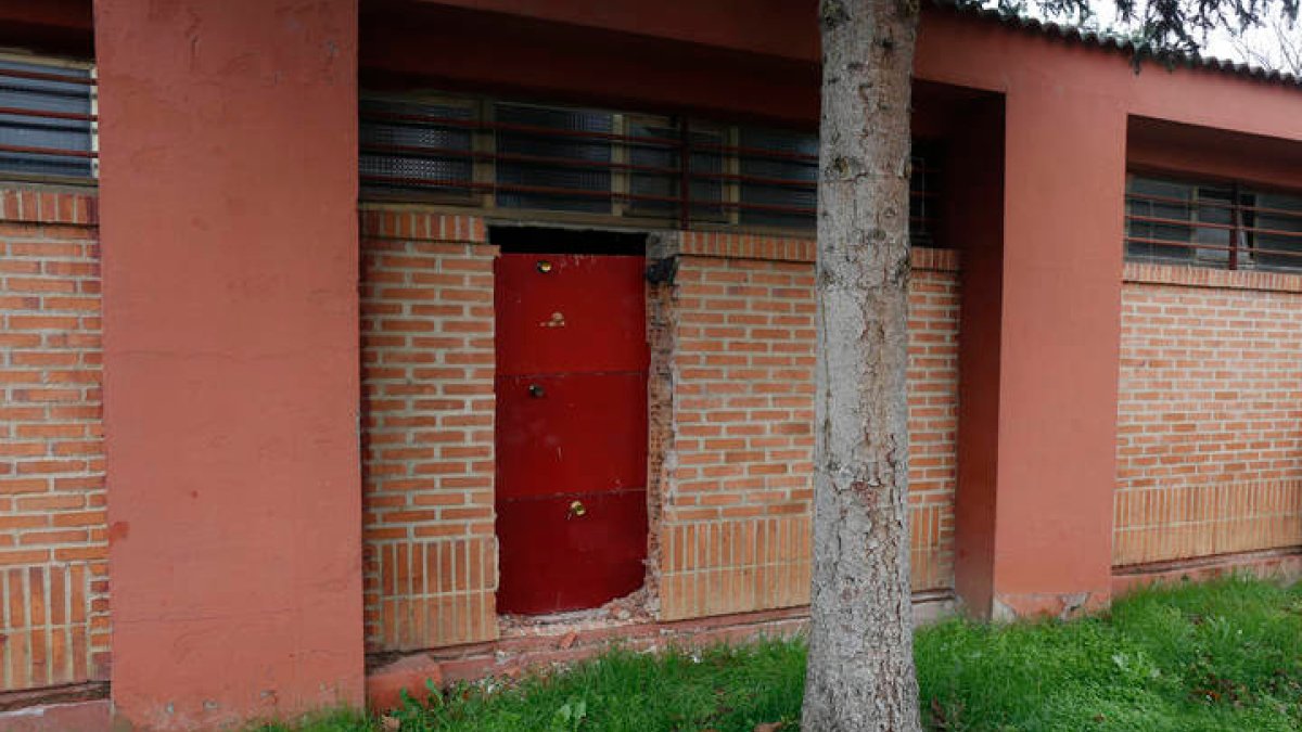 Campo de fútbol, cafetería y vestuarios de las instalaciones deportivas de La Palomera. F. Otero Perandones.