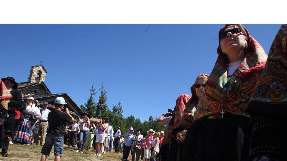 Momento en el que los romeros sacaban ayer en procesión la imagen de Santiago en la ermita de la Cruz de Ferro.