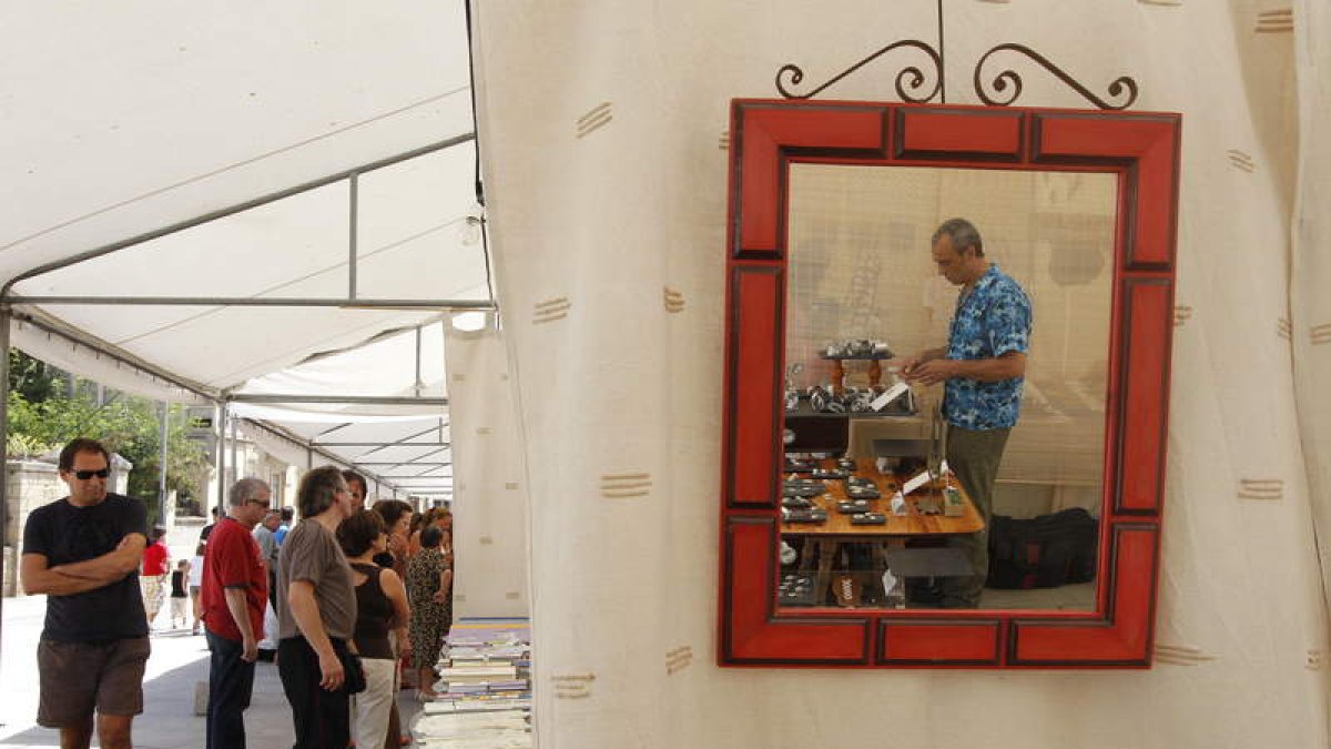 El Mercado del Peregrino, que abrió sus puertas ayer, estará situado en la plaza Eduardo de Castro hasta mañana.