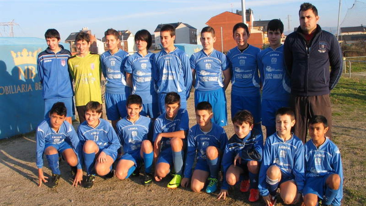 Formación del equipo del Cacabelense que milita en la categoría infantil.
