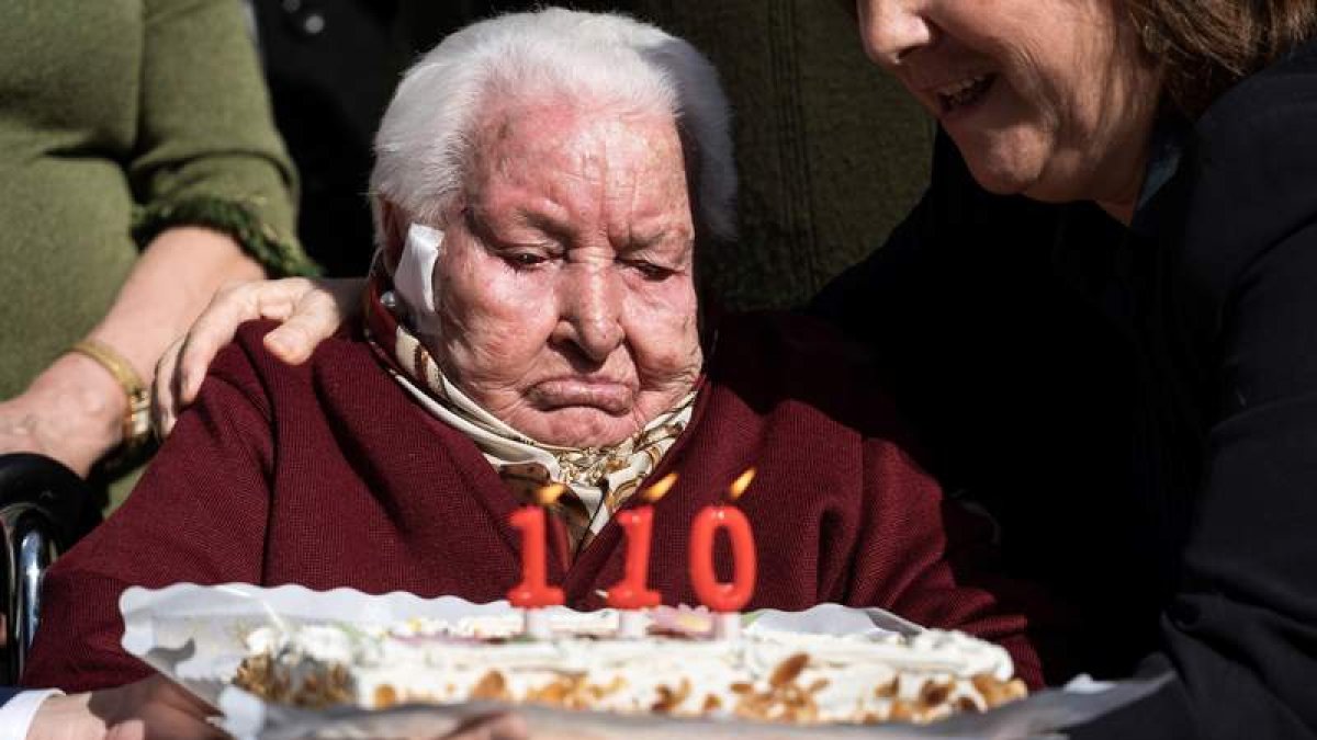 María Varas Hernández se dispone a soplar las velas.