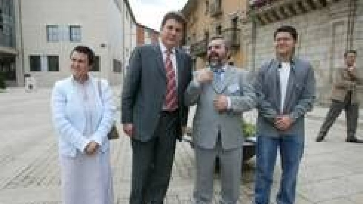 Carlos López Riesco posa junto al presidente de Federación de Personas Sordas, Luis Redondo