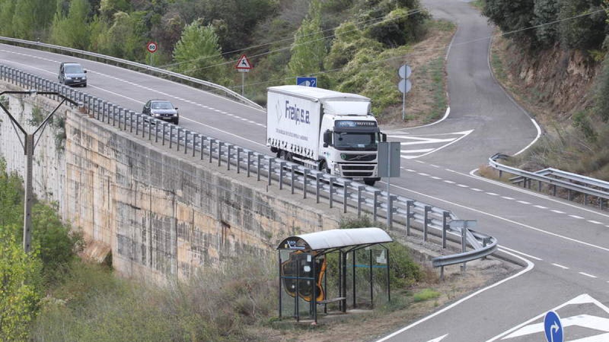 La N-120, que se desdoblará en la autovía A-76, en uno de sus tramos gallegos.