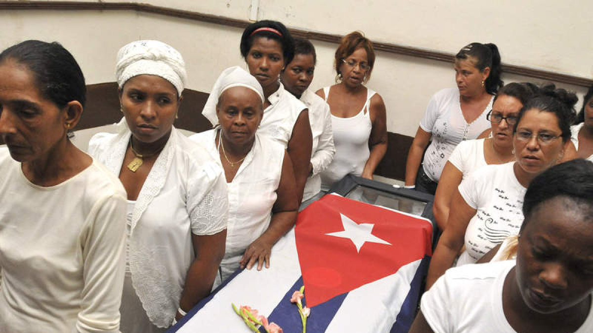 Damas de Blanco hacen una guardia de honor.