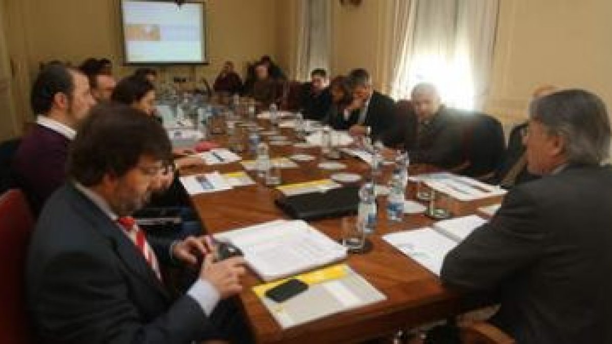 González y Álvarez, durante la reunión con empresarios, sindicatos y gestores ayer.