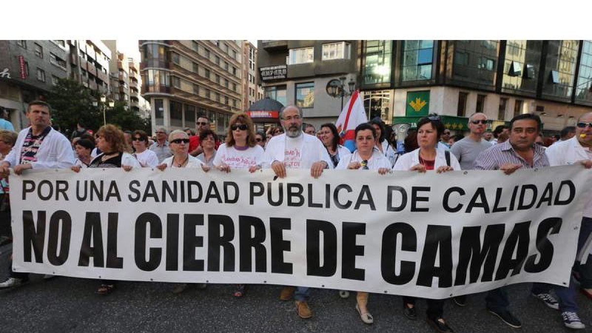 Cabecera de la manifestación de 5.000 personas que el miércoles recorrió el centro de Ponferrada contra el cierre de camas.