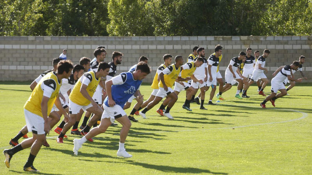 El equipo leonés mantiene su ritmo de trabajo y este fin de semana afrontará dos partidos de preparación. FERNANDO OTERO