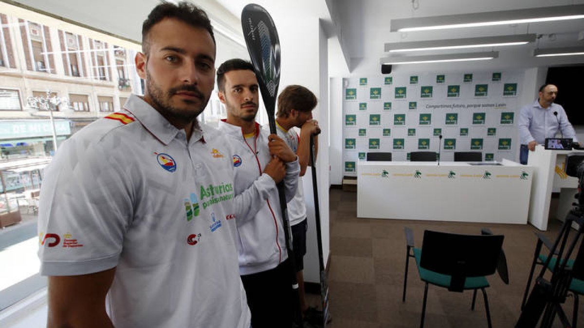 Presentación del Nacional de Slalom de piragüismo en la sede de Caja Rural de León. RAMIRO