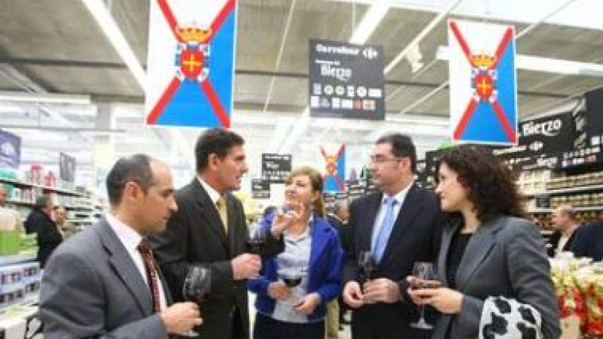 Jesús Celemín, Pedro García, Teresa Magaz, Salvador López y Silvia Franco, ayer en Carrefour