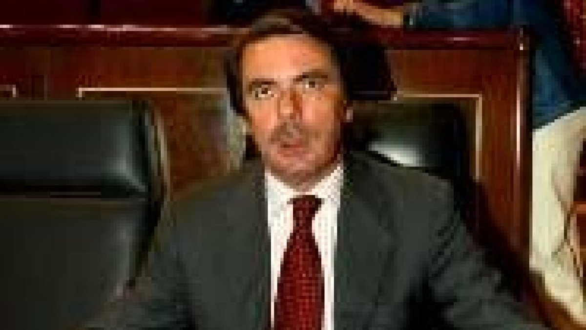 José María Aznar, en su escaño, antes del inicio de la sesión