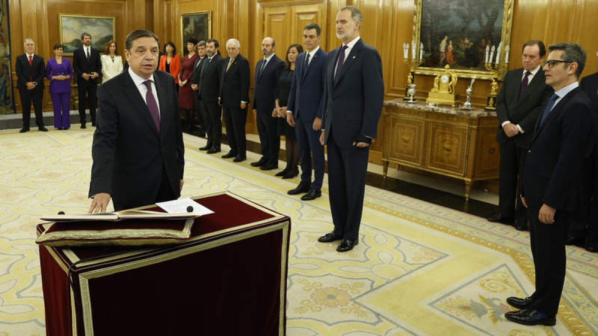 El ministro de Agricultura, Luis Planas, que repite cartera, promete el cargo ante el rey Felipe VI. chema moya