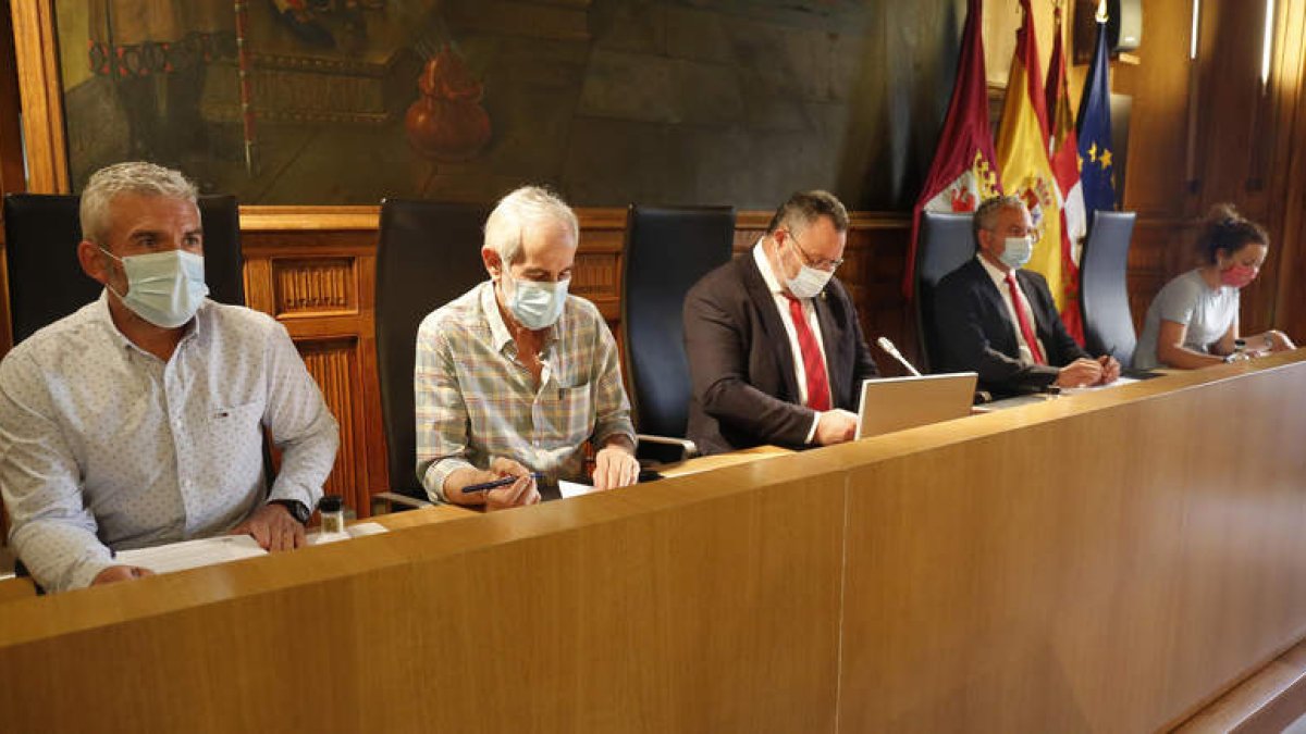 Mesa presidencial del Pleno de la Diputación de León. FERNANDO OTERO