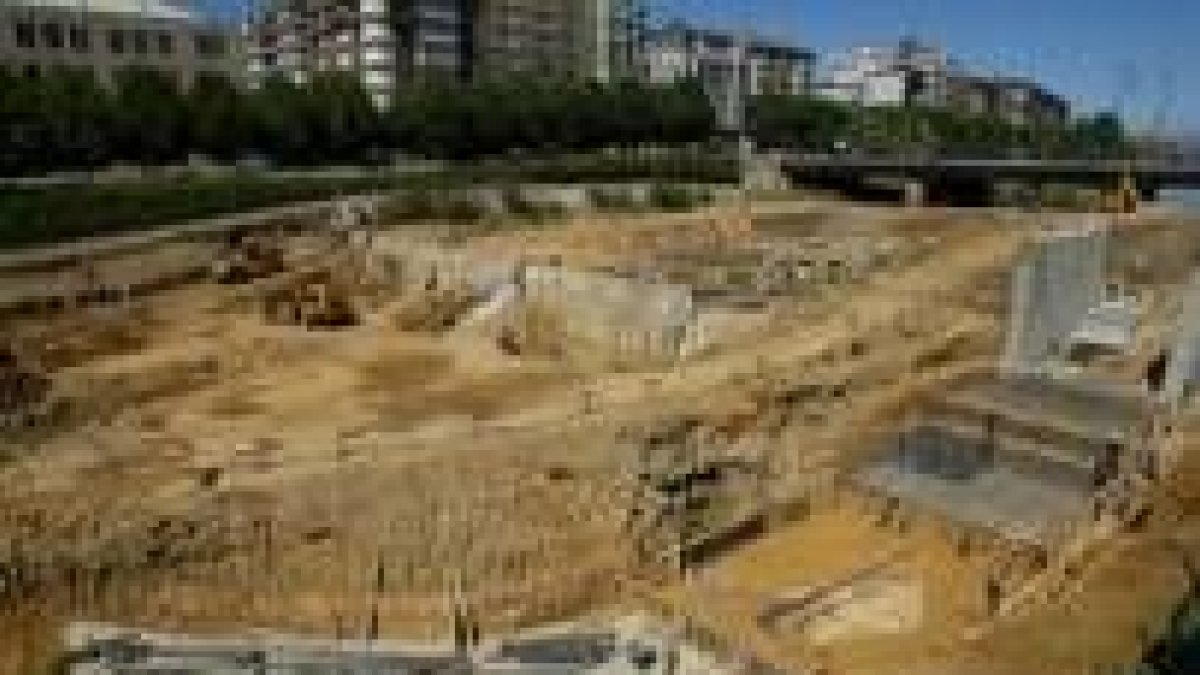 Estado actual de las obras de la minicentral que se construye en las márgenes del río Bernesga