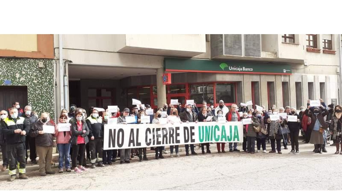 Además de los vecinos del valle la protesta estuvo respaldada por alcaldes y asociaciones de municipios próximos. CASTRO