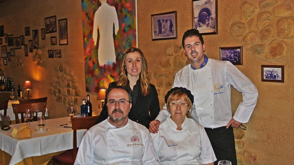Miriam y Jesús, Jesús y Telvi en el comedor del restaurante Serrano, en Astorga.