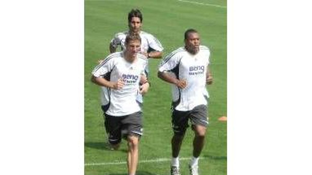 Baptista, derecha, corriendo junto a Rubén González y Rubén de la Red