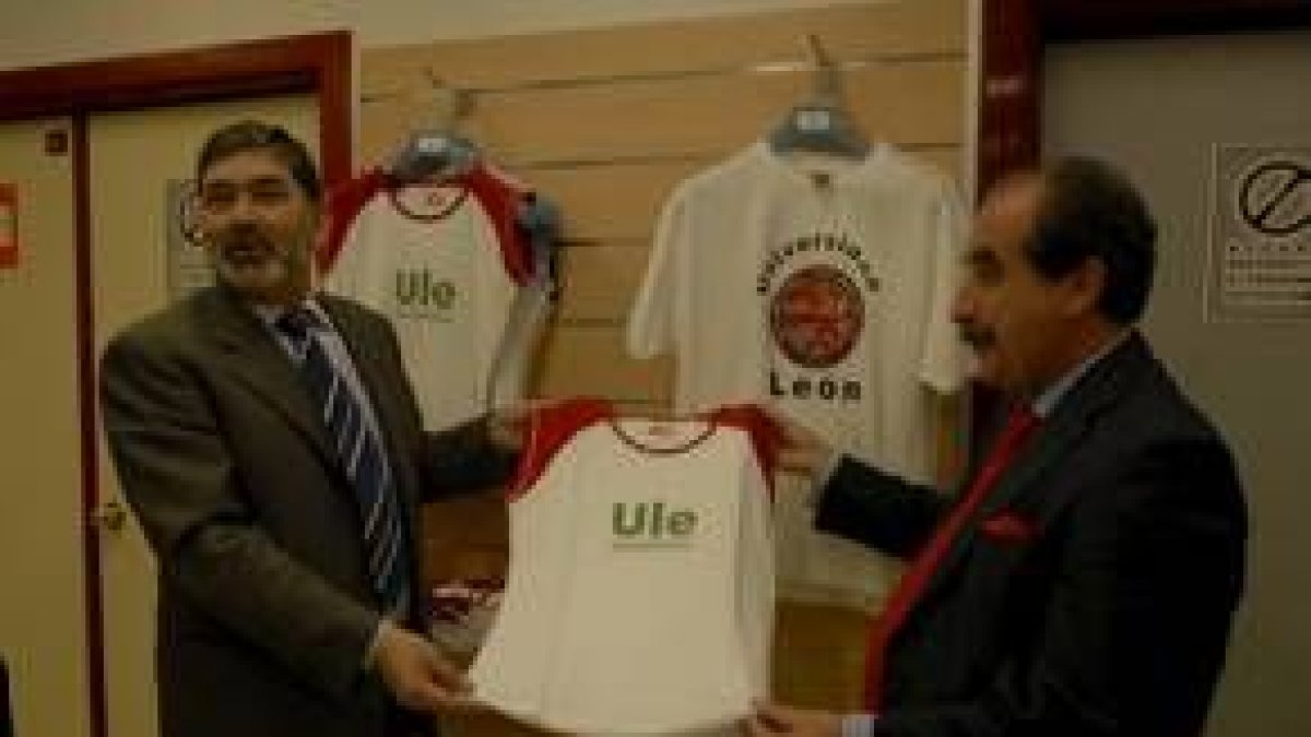 Penas y Orellana muestran uno de los productos que se venderán en la tienda