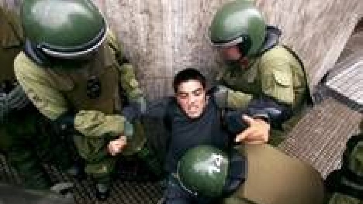 Un manifestante es detenido durante las protestas convocadas por grupos de extrema izquierda