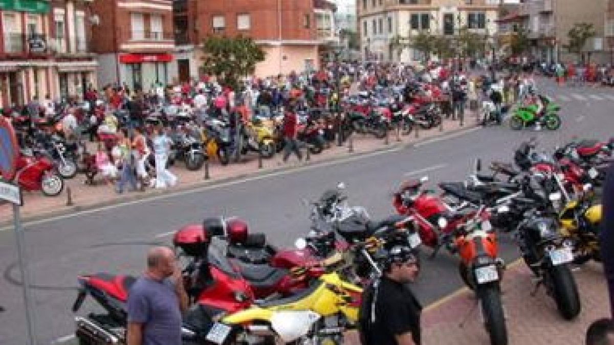 La foto muestra la gran aceptación popular de la concentración motera de años anteriores
