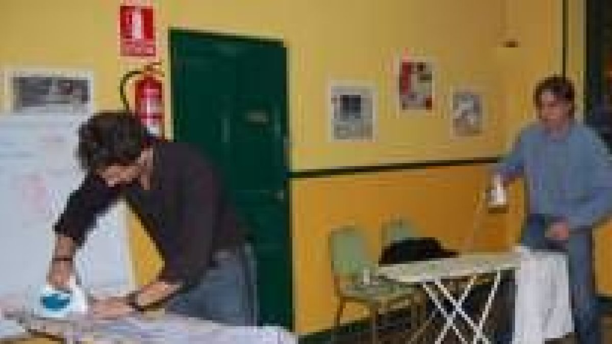 Dos de los participantes en el curso que les enseña a planchar