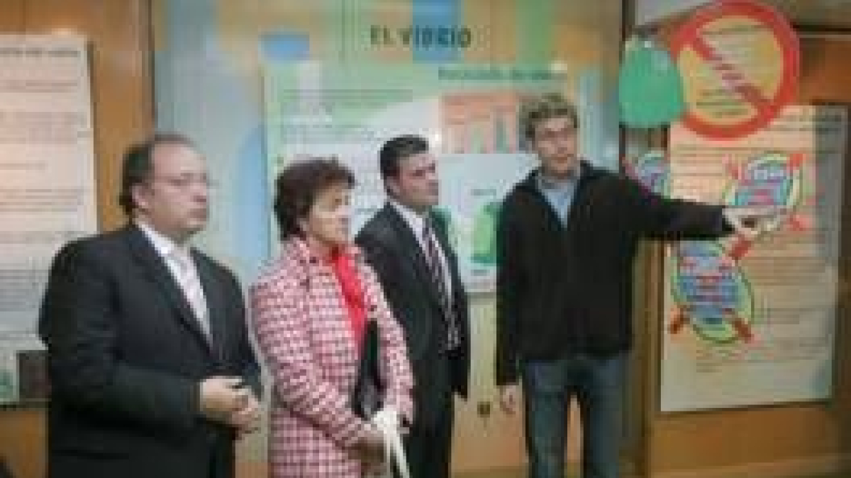 Covadonga Soto, Germán Fernández y Javier Barrado en el Ecobús