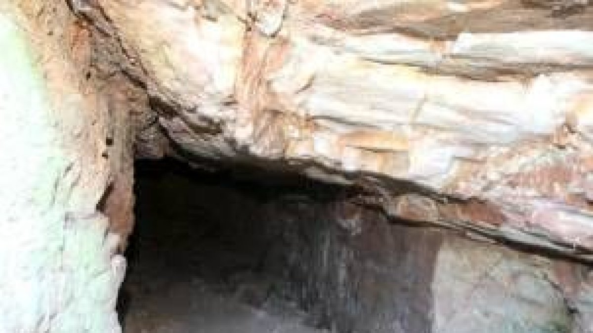 Entre los restos hay grutas, como la de la imagen, que el consistorio pretende poner en valor