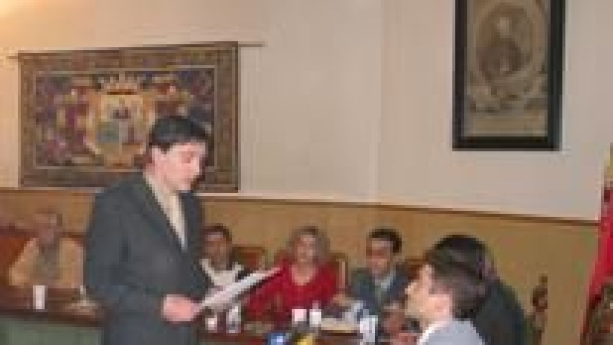 Juan Francisco Fernández acepta el cargo de concejal ante el pleno
