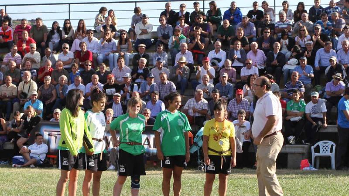 El equipo de lucha femenina local, Prioro-Valdeón, fue homenajeado por su tercer año consecutivo como campeonas por equipo. A. B.