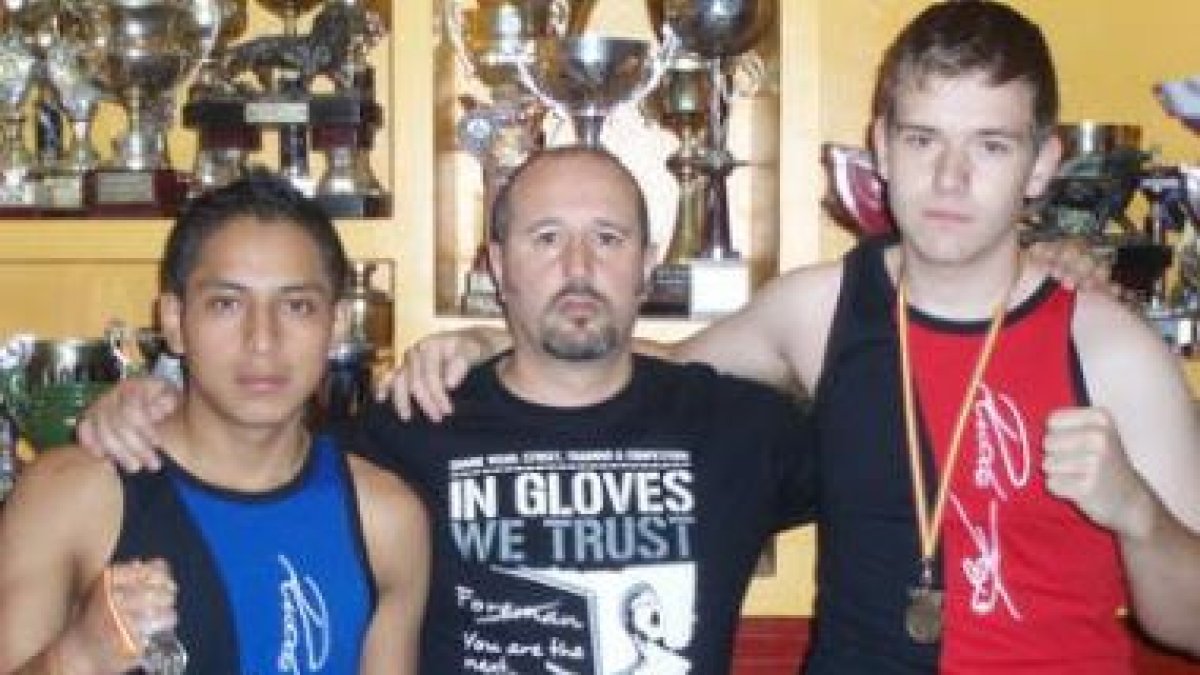 Sumba a la izquierda, junto a su entrenador Alfredo Arrojo, y a Cristofer González.