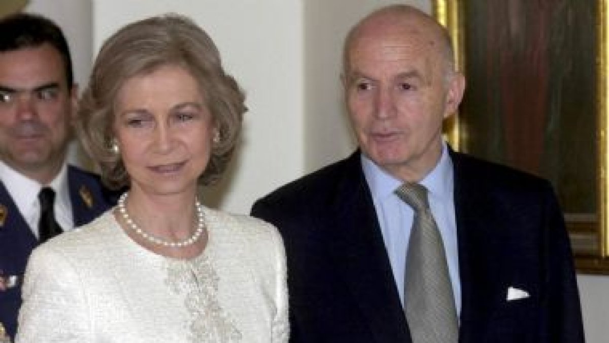 Gonzalo Anes, a la derecha, acompañado por la Reina Sofía