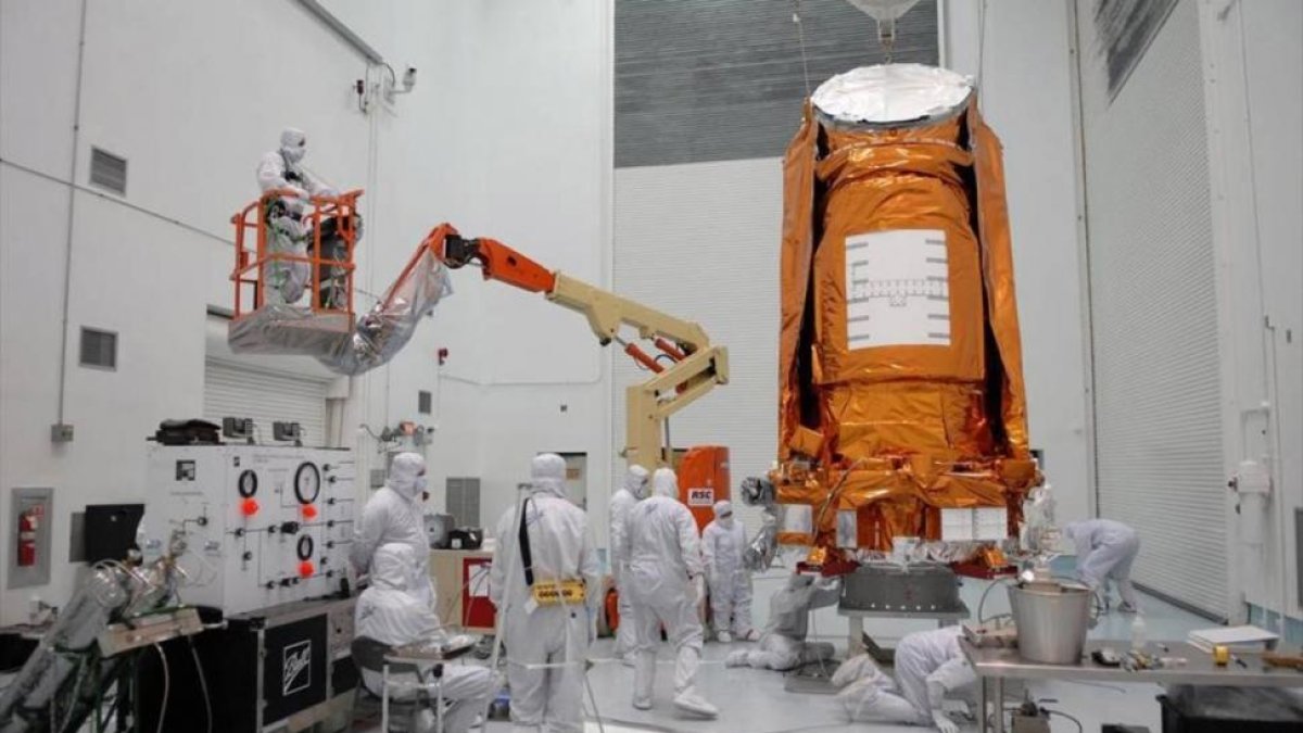 El telescopio espacial Kepler es sometido a unas comprobaciones en los laboratorios de la NASA en Titusville antes de su lanzamiento, en febrero del 2009