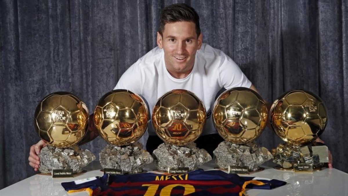 Leo Messi posa para EL PERIÓDICO con sus cinco balones de oro.