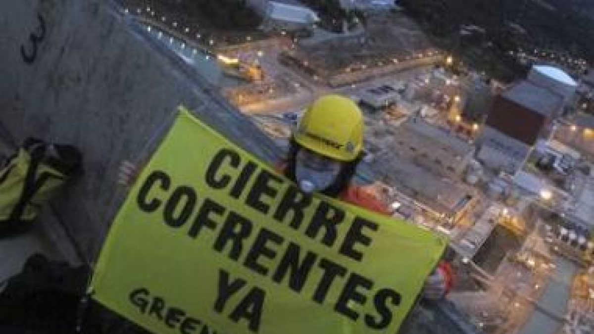 Imagen facilitada por Greenpeace de uno de sus activistas dentro de la central.
