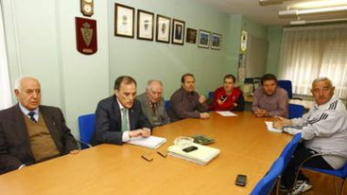 Maté se reunió con el fútbol leonés en la Delegación.