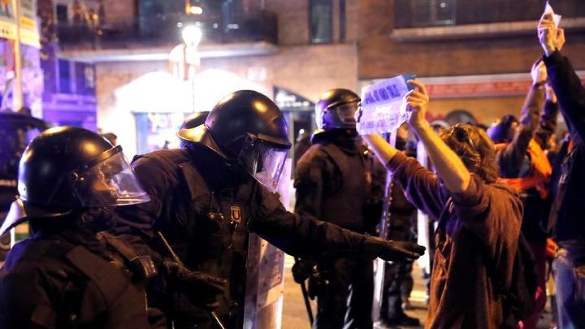 Disturbios en los aledaños del Camp Nou durante el descanso del partido aplazado de LaLiga que disputan este miércoles Barcelona y Real Madrid . EFE/Toni Albir