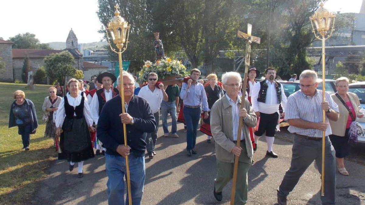 La Virgen procesionó ayer hasta la iglesia de San Roque acompañada por el grupo de Danzas Celada de La Robla.