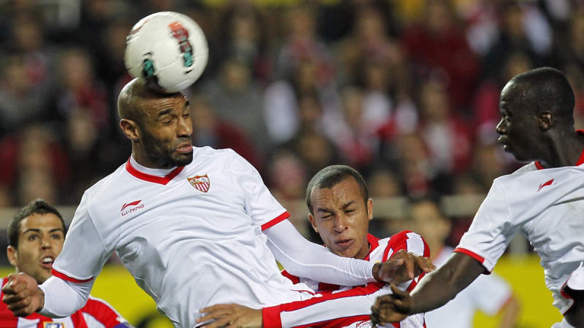 El delantero malí del Sevilla, Kanouté, remata de cabeza.