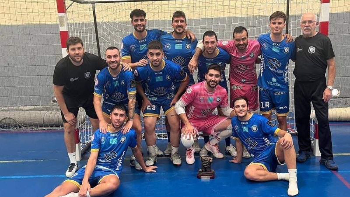 Equipo del Villaquilambre Futsal que se alzó con el trofeo Villa de Mieres. DL