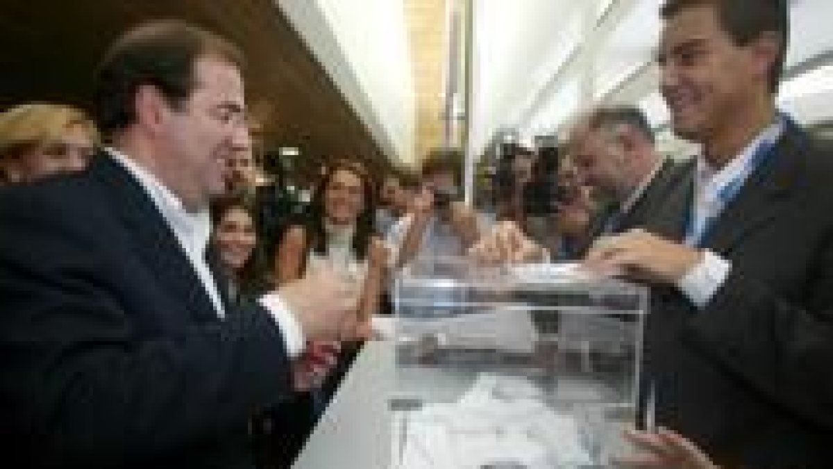 El presidente de la Junta deposita su voto en la urna, ayer en el Auditorio de León
