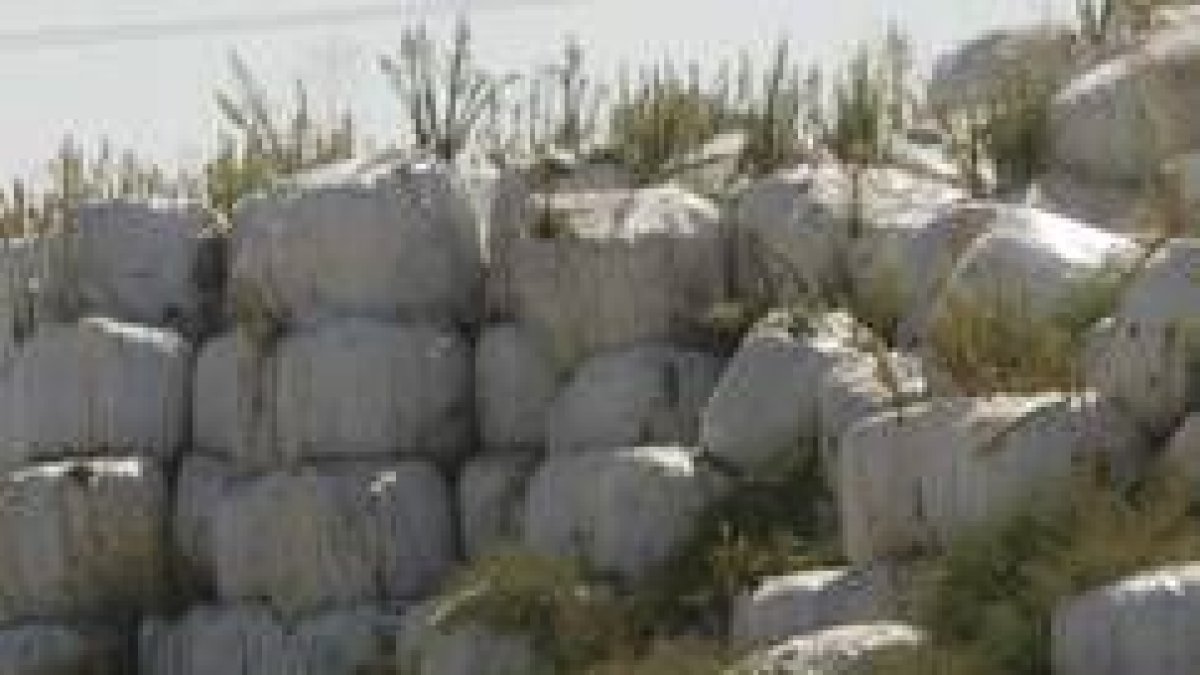Fardos de basura depositados en el centro de recepción de basuras de León