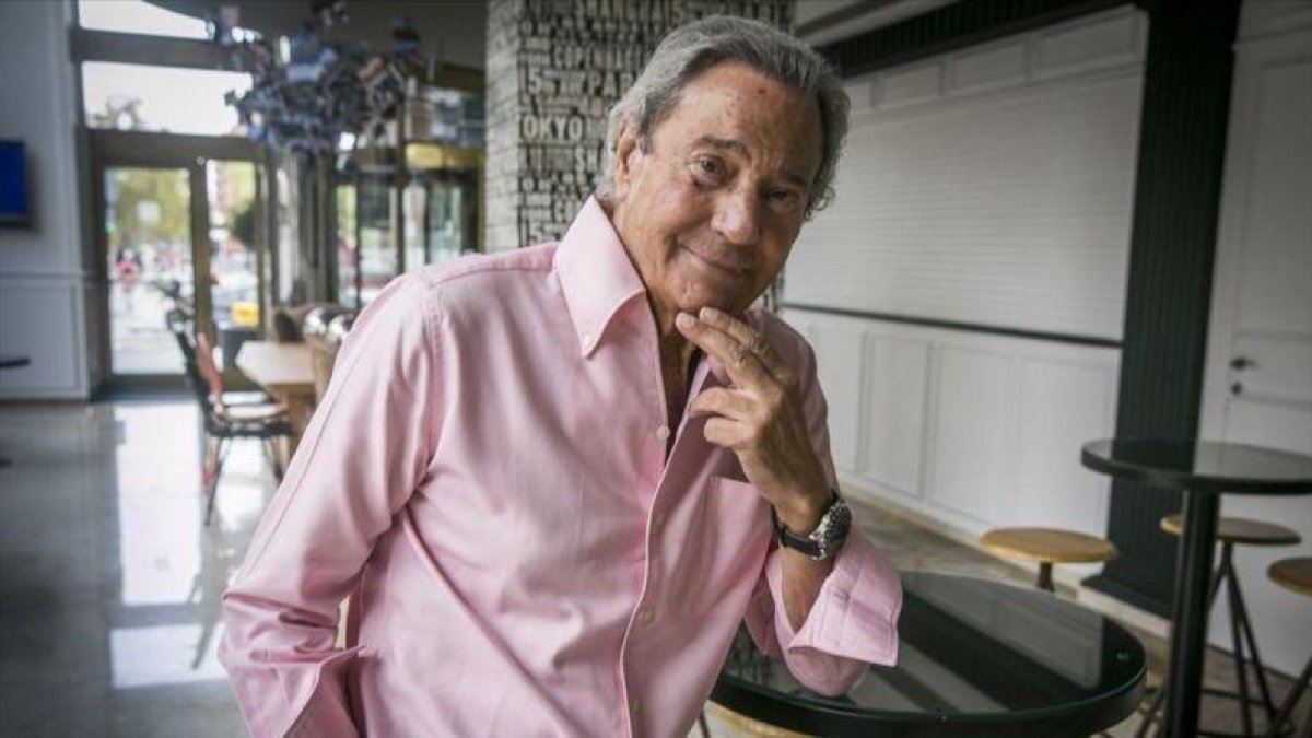 El popular actor Arturo Fernández, el martes, en un bar cercano al Teatro Apolo.