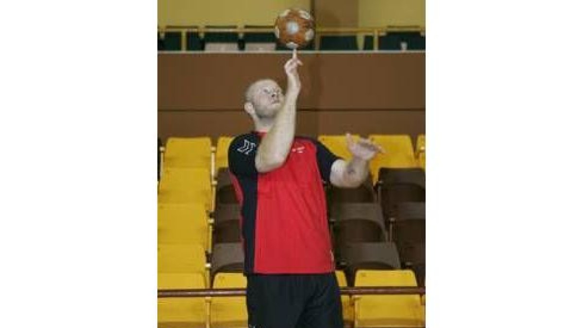 El pivote Sigfus Sigurdsson, en un malabarismo con el balón