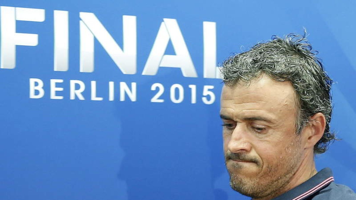 El entrenador del Barcelona, Luis Enrique Martínez, a su llegada ayer a la rueda de prensa