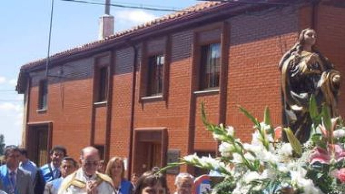 El alcalde y Ordás, detrás del sacerdote en la procesión.