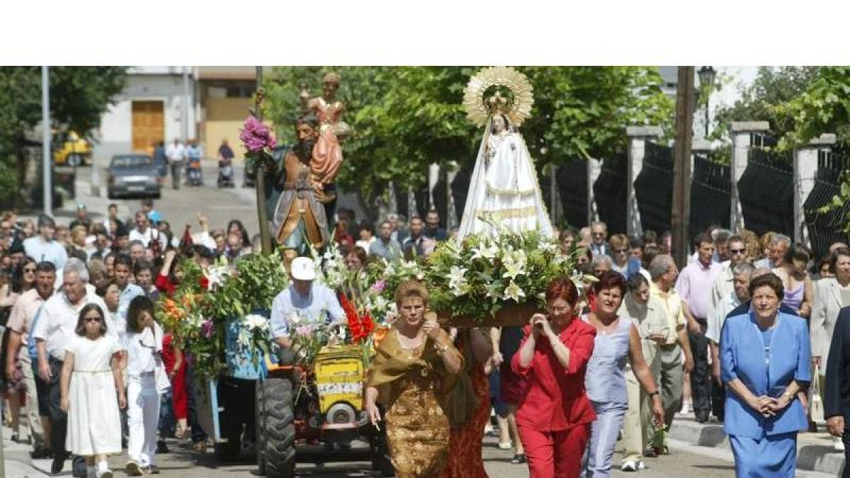 Un momento de la procesión del santo por las calles.